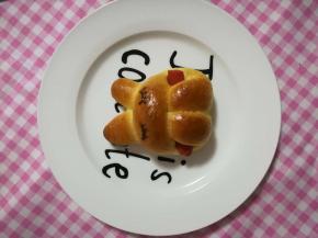 出炉后，把黑巧克力放裱花袋里隔水融化，剪个小孔，画上眼睛。