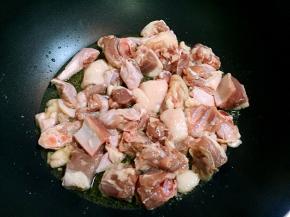 倒入鸭肉煸炒出水份。