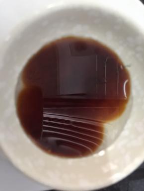 取一小碗，放入寿司醋和寿司酱油，搅拌均匀