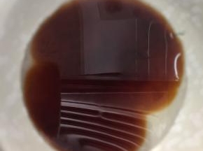 取一小碗，放入寿司醋和寿司酱油，搅拌均匀