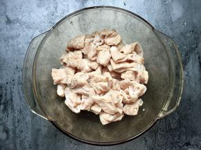 将肥肠切成小段。