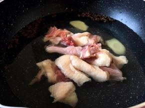 将鸭肉块放入锅中凉水入锅