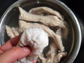 再将肥肠剪成小段。翻开有油的一面仔细挑出脏东西洗净。