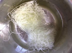 将粉丝用开水浸泡一会儿