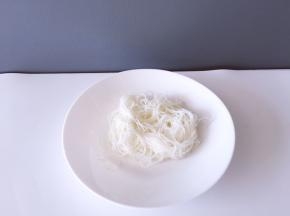 将泡好的粉丝捞出备用