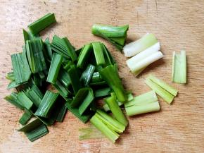 将蒜苗切成小段。