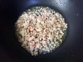 倒入肉糜翻炒均匀。