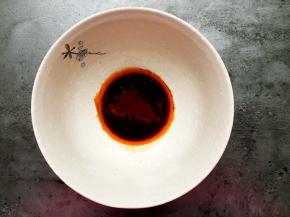 碗里加入适量红油、生抽、醋、白糖。