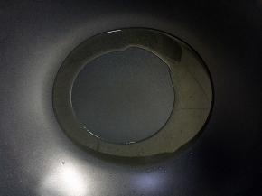 热锅倒油烧至八成热。