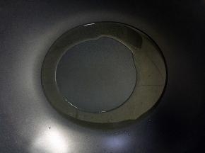 热锅倒油烧至八成热。