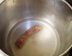 香肠用高压锅煮10分钟。