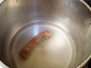 香肠用高压锅煮10分钟。