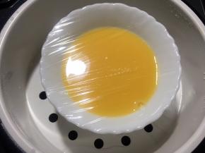 用保鲜膜包裹住碗，将其放到电饭煲蒸格里，电饭煲里放适量水打开蒸煮模式10分钟