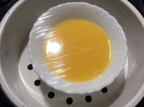 用保鲜膜包裹住碗，将其放到电饭煲蒸格里，电饭煲里放适量水打开蒸煮模式10分钟