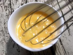 加入适量的水继续搅拌均匀