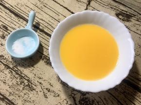 将盐放入碗中调味用筷子搅拌均匀