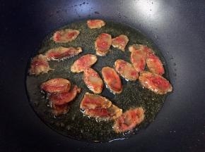 放入香肠煸炒片刻。
