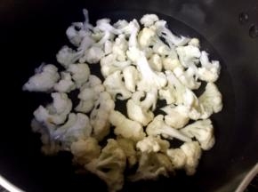 烧开水将菜花焯一下捞出沥干水份备用。