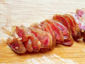 煮好的香肠切片备用。