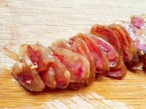 煮好的香肠切片备用。