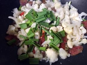 最后放入蒜苗叶翻炒至变色即可。