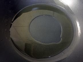 热锅倒油烧至八成热。