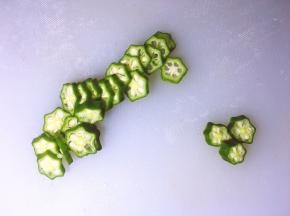 将秋葵洗净去尾部，用刀均匀切片