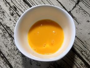 准备一个碗将鸡蛋打入碗中搅拌均匀