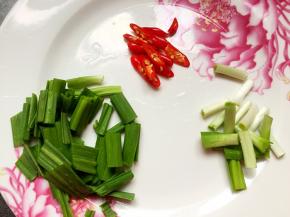 将配菜切成如图所示。