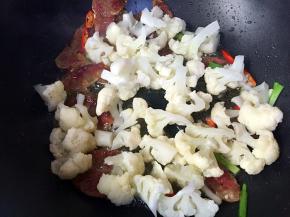 再放入菜花翻炒一分钟。