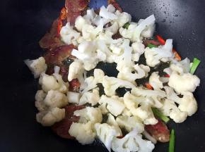 再放入菜花翻炒一分钟。