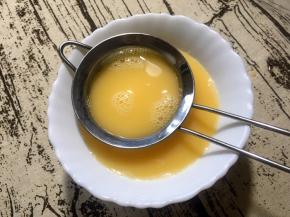 准备另一个碗，将刚刚打好的蛋液过筛