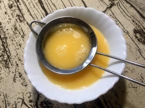 准备另一个碗，将刚刚打好的蛋液过筛