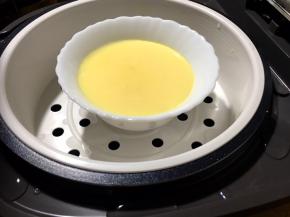 将蒸好的鸡蛋碗外的保鲜膜去掉