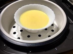 将蒸好的鸡蛋碗外的保鲜膜去掉