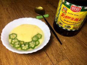 将生抽放一勺均匀淋上