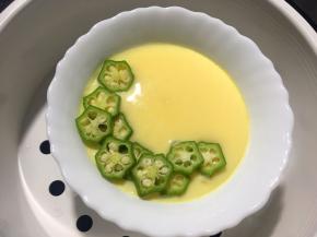 将切好的秋葵摆在鸡蛋上蒸2分钟关火闷2分钟左右