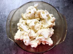 将菜花拆成小朵。