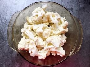 将菜花拆成小朵。