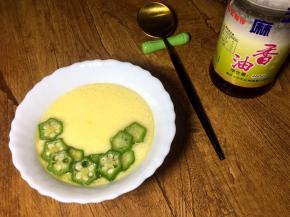 将香油淋在上面，少许即可