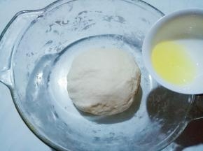 和成面团后，再加入油。