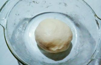 再和成光滑的面团。