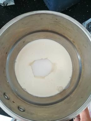 淡奶油，牛奶，白糖放在一起。