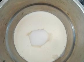 淡奶油，牛奶，白糖放在一起。