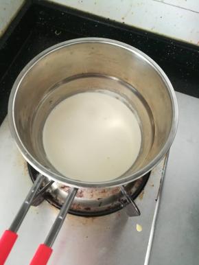 小火煮，不停搅拌，到白砂糖融化。