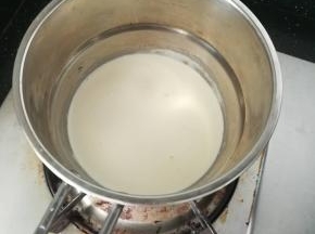 小火煮，不停搅拌，到白砂糖融化。