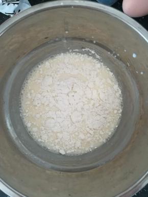 晾凉后，筛入低筋面粉，搅匀至无颗粒。