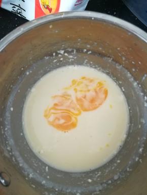 鸡蛋，蛋黄蛋清分离，加入蛋液。搅匀。然后把蛋挞液过筛一下。