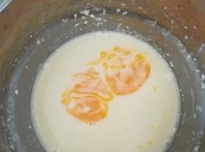 鸡蛋，蛋黄蛋清分离，加入蛋液。搅匀。然后把蛋挞液过筛一下。