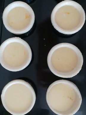 把蛋挞液倒入蛋挞皮中。